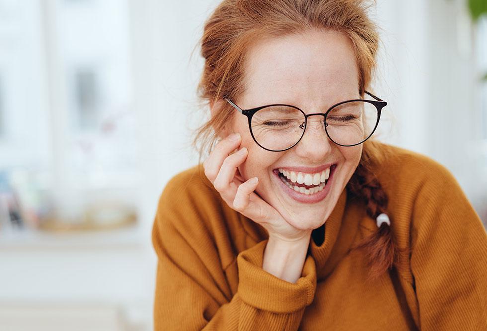 Frau mit Brille lacht